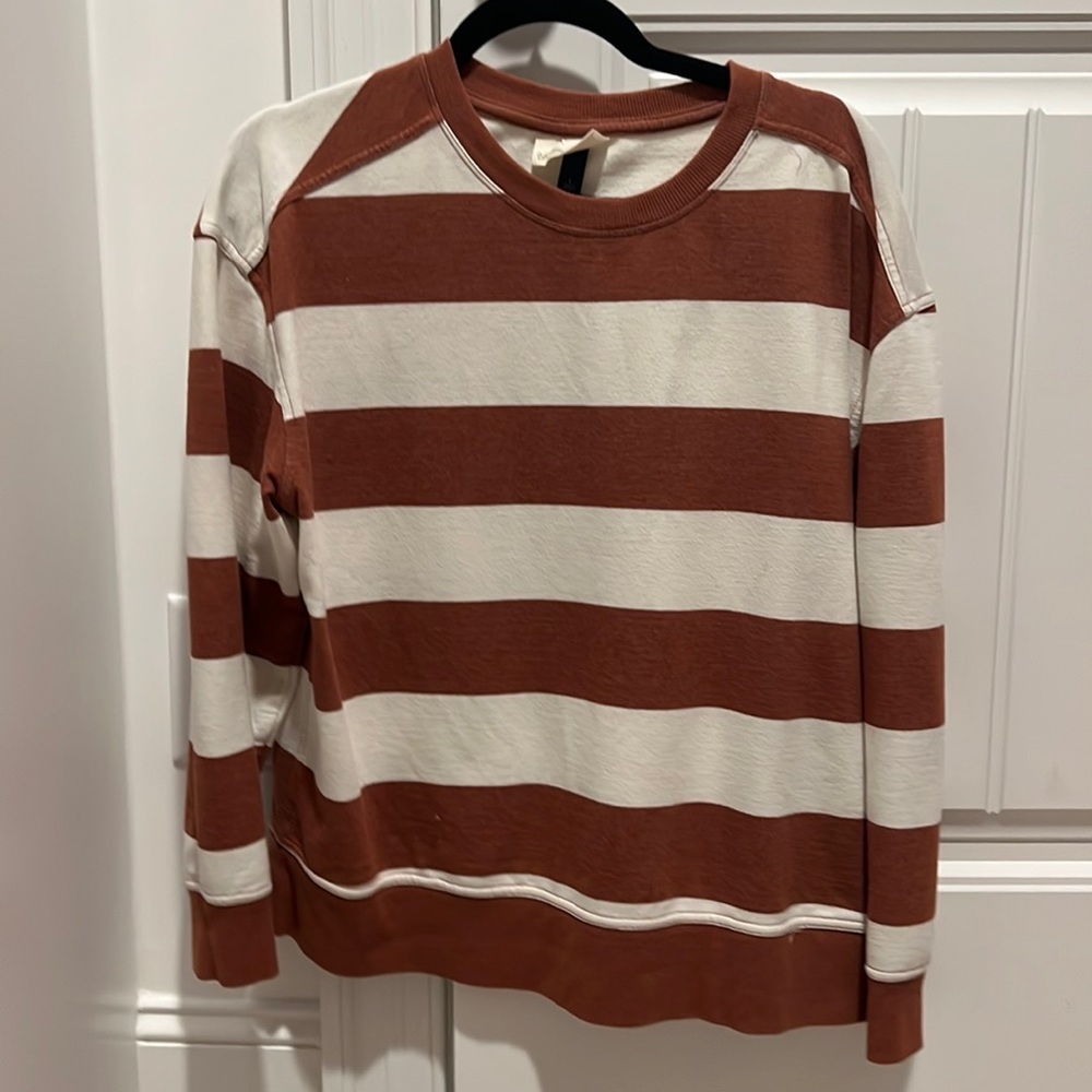 Universal thread crewneck sweater